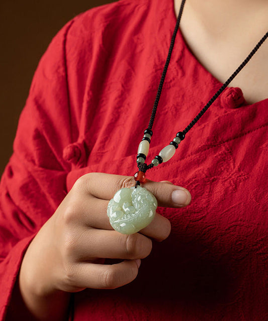 Collar con colgante de jade negro hecho a mano, un animal salvaje mítico