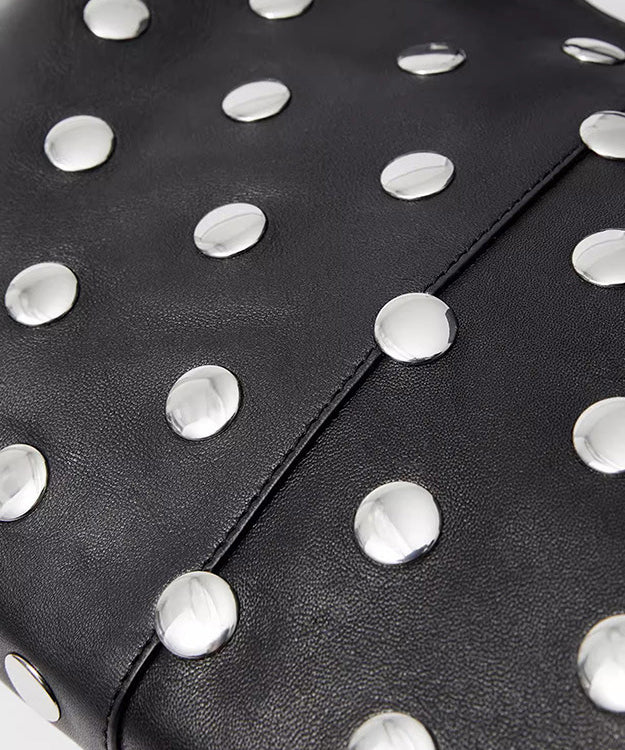 Bolso de mano de piel sintética con remaches negros, hecho a mano