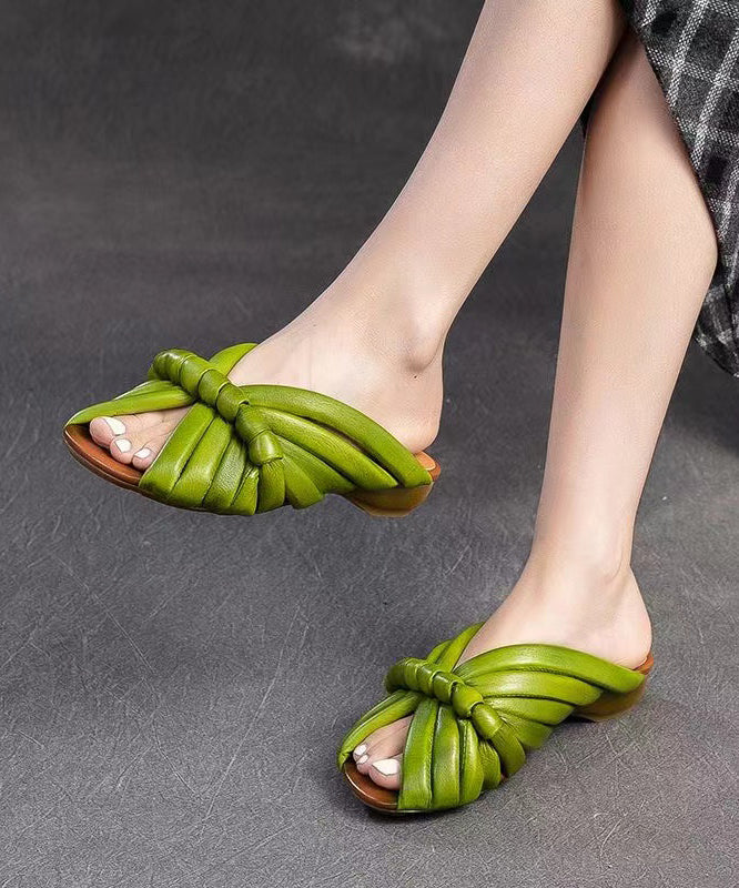 Handgemachte Peep Toe Slide Sandalen aus grünem Rindsleder