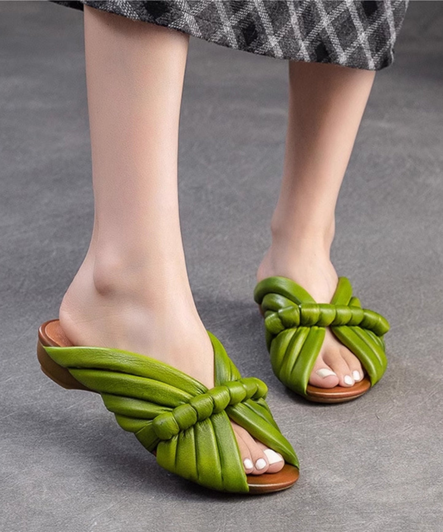 Handgemachte Peep Toe Slide Sandalen aus grünem Rindsleder