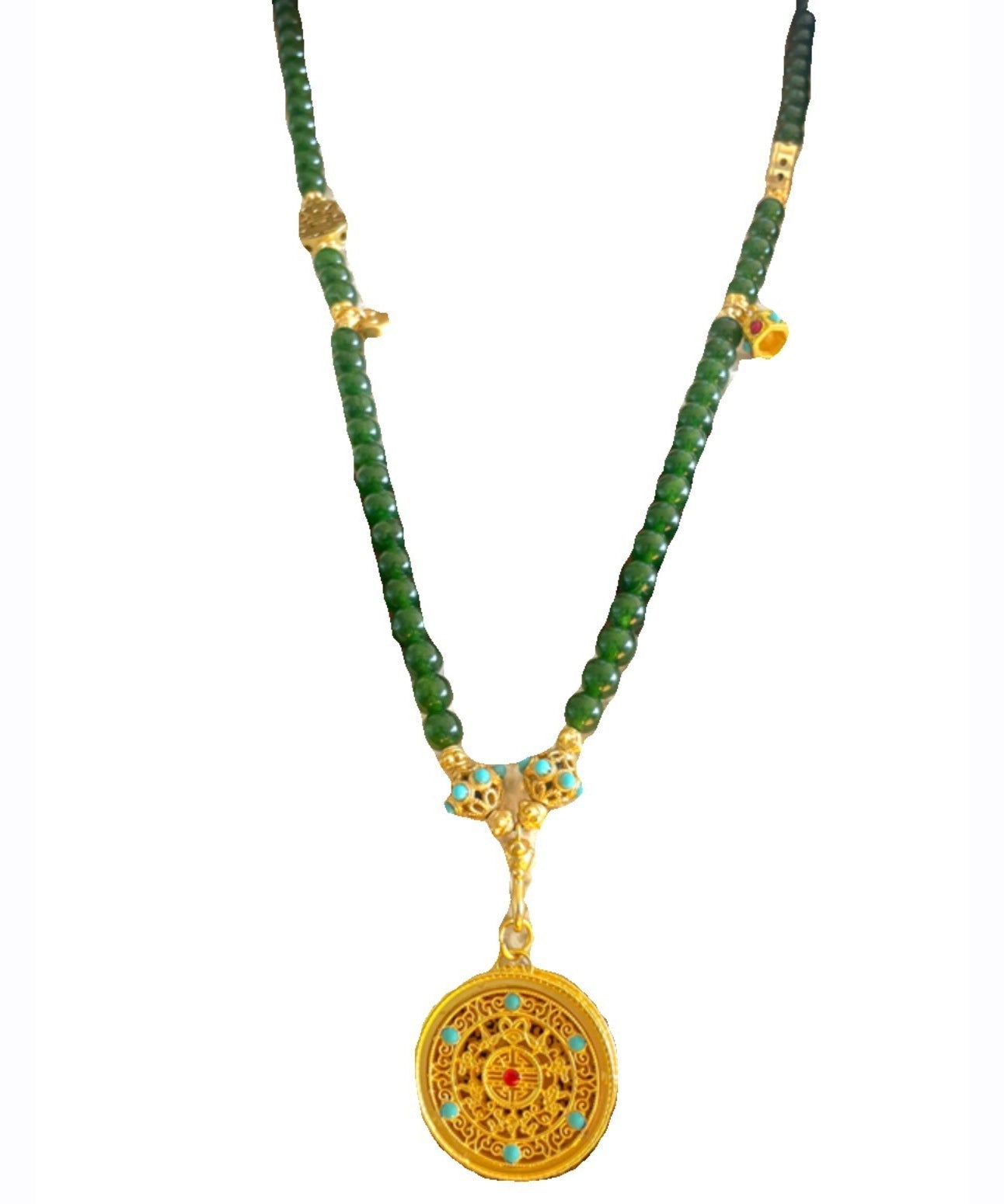 Collar desmontable con piedras preciosas tejidas a mano en verde