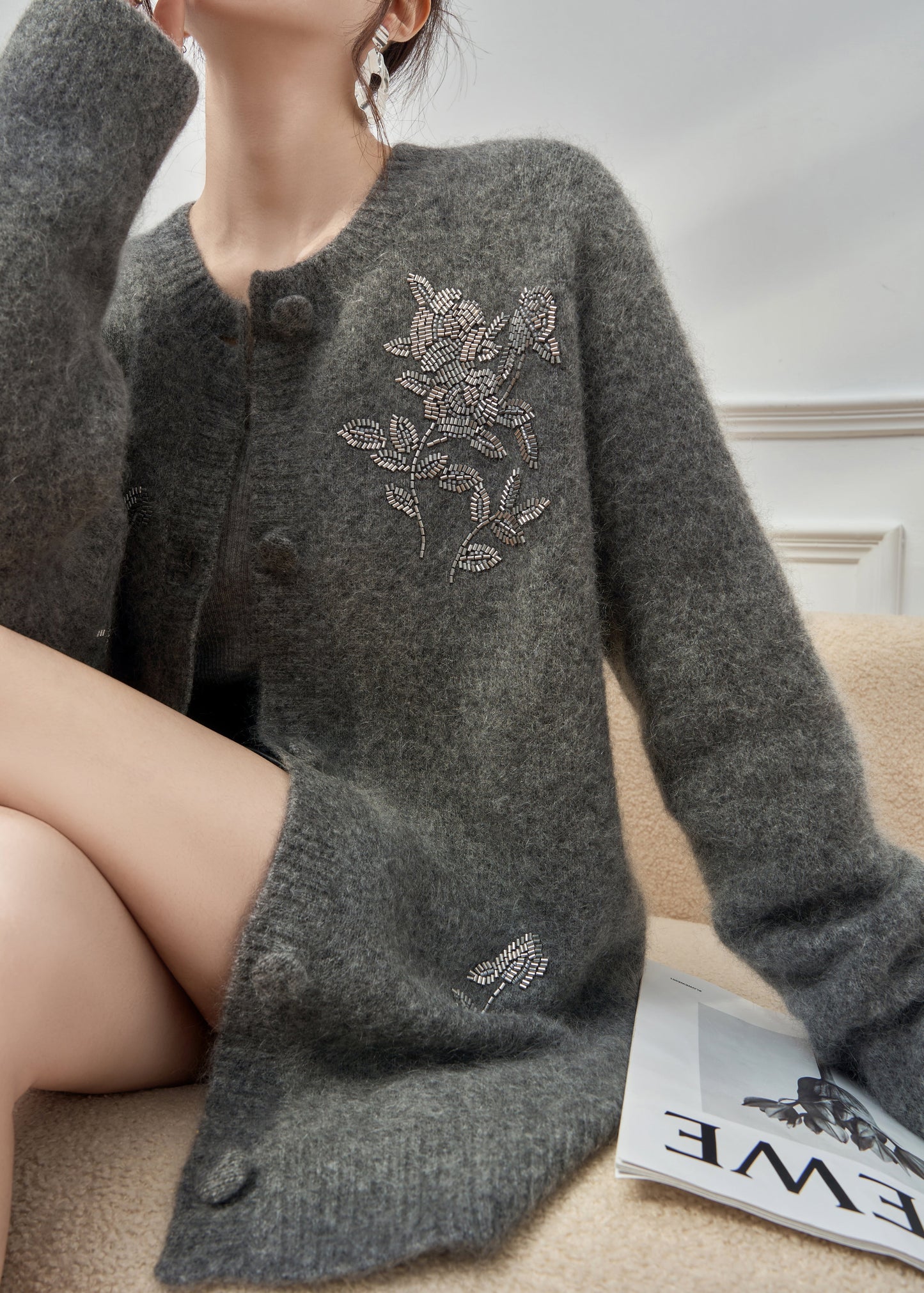 Handgefertigte graue Strickjacke mit Knöpfen und Perlen für den Winter