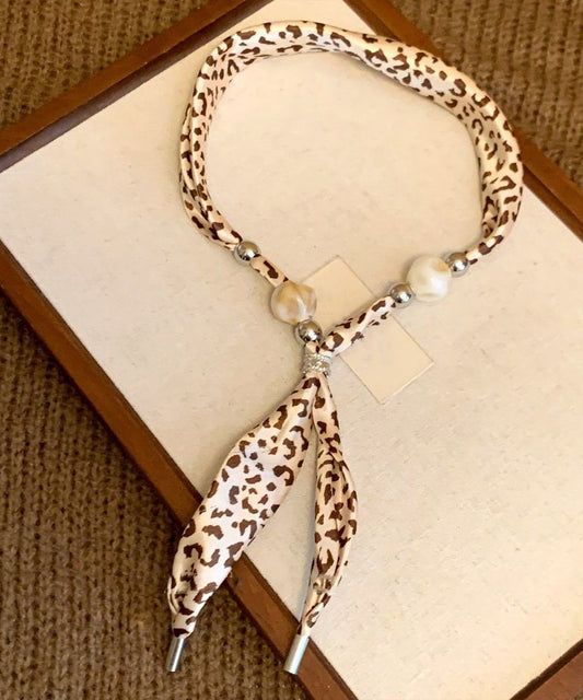 Handgefertigte Halskette mit Anhänger aus gewebtem Schal und Perlenstickerei in Khaki-Optik