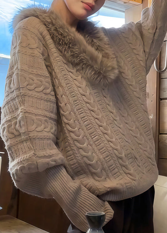 Handgefertigter hellgrauer Pelzkragen, grauer Baumwollstrickpullover mit Fledermausärmeln