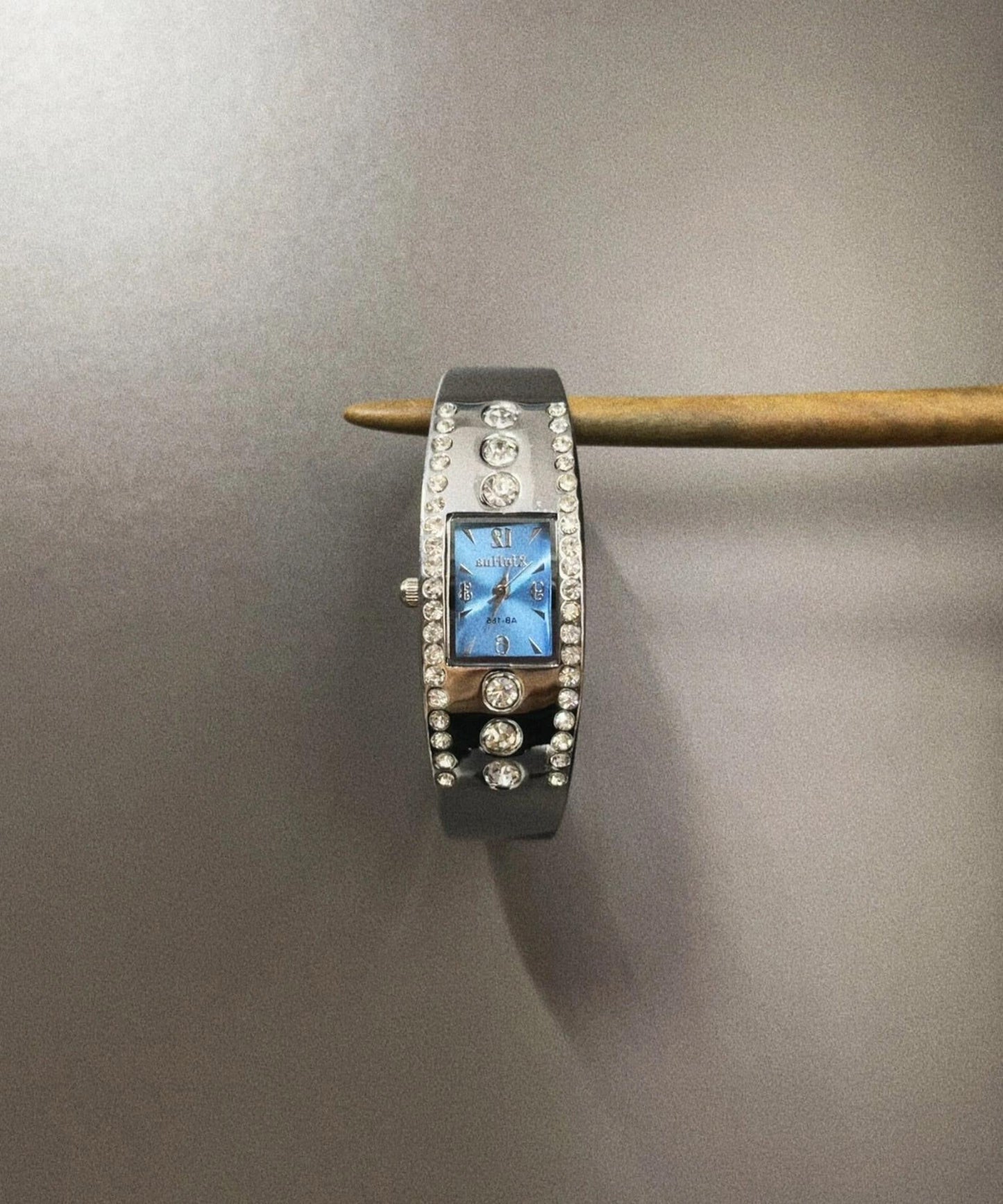 Handgefertigte Uhren aus violetter Legierung mit Zirkonia