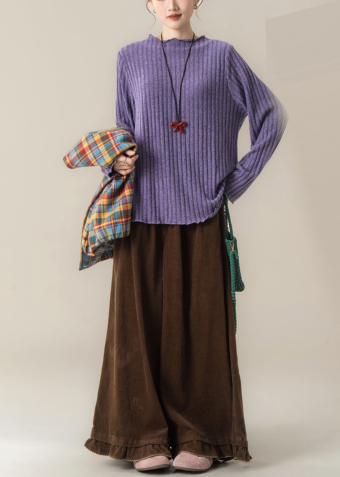 Handgefertigter lila Oversize-Strickpullover mit Streifenmuster für den Winter