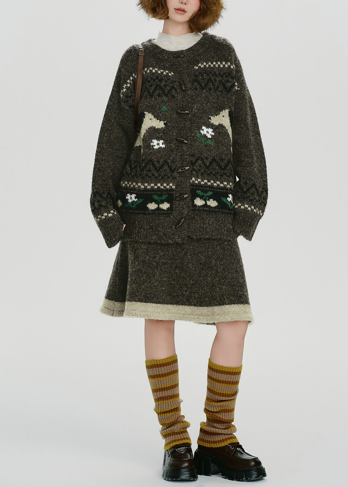 Handgefertigtes zweiteiliges Set aus Jacquard-Strickstoff mit Hundemotiv in Teegrün für den Frühling