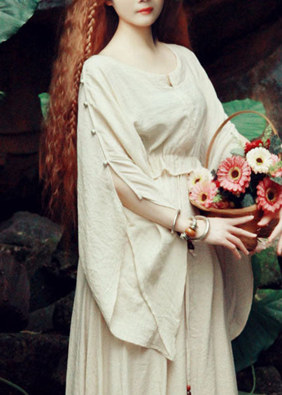 Italienisches beiges Seidenkleid mit Rundhalsausschnitt und Taillenbund