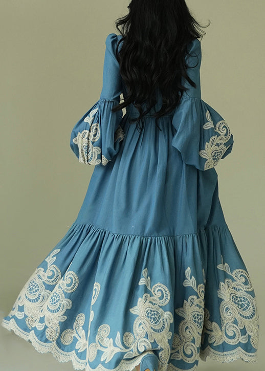 Vestidos largos de algodón con mangas farol y bolsillos bordados en azul italiano con lazo en la cintura