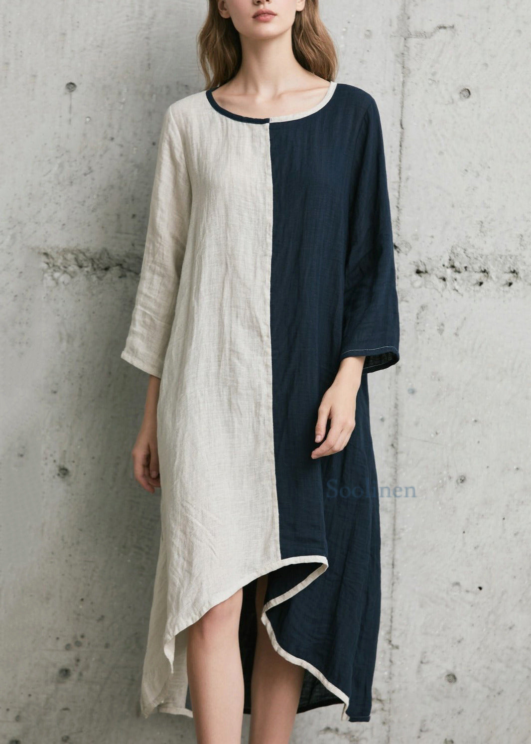 Italienisches, farblich abgesetztes, asymmetrisches Baumwollkleid mit tiefem und hohem Beinausschnitt und Armbandärmeln