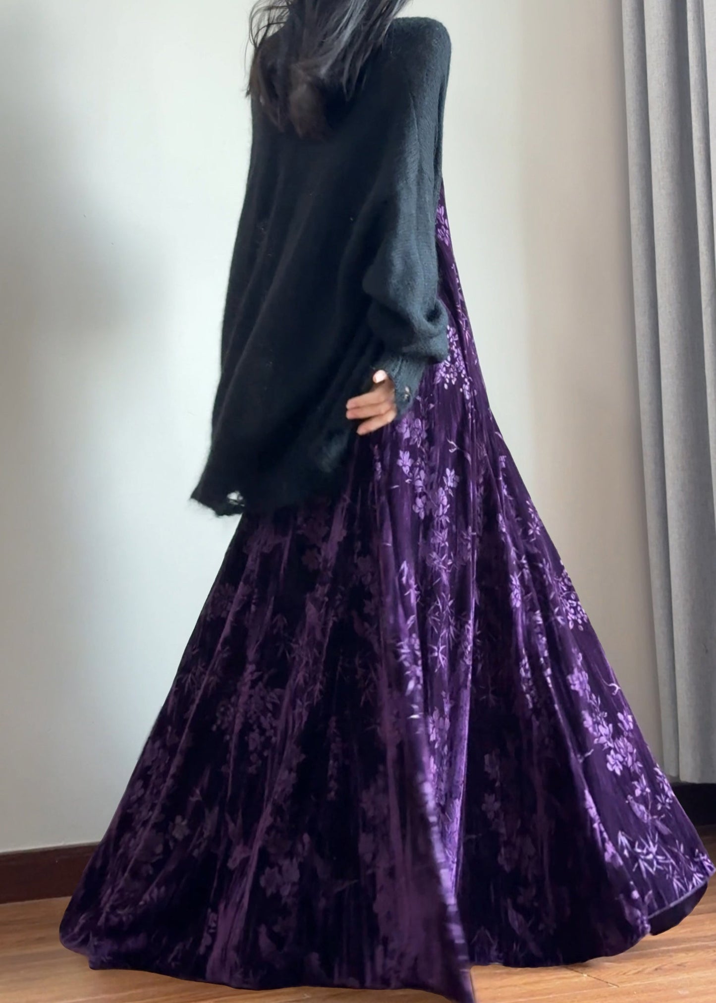 Ärmelloses, ärmelloses Kleid aus italienischem lila Jacquard-Seidensamt mit V-Ausschnitt und Spaghettiträgern