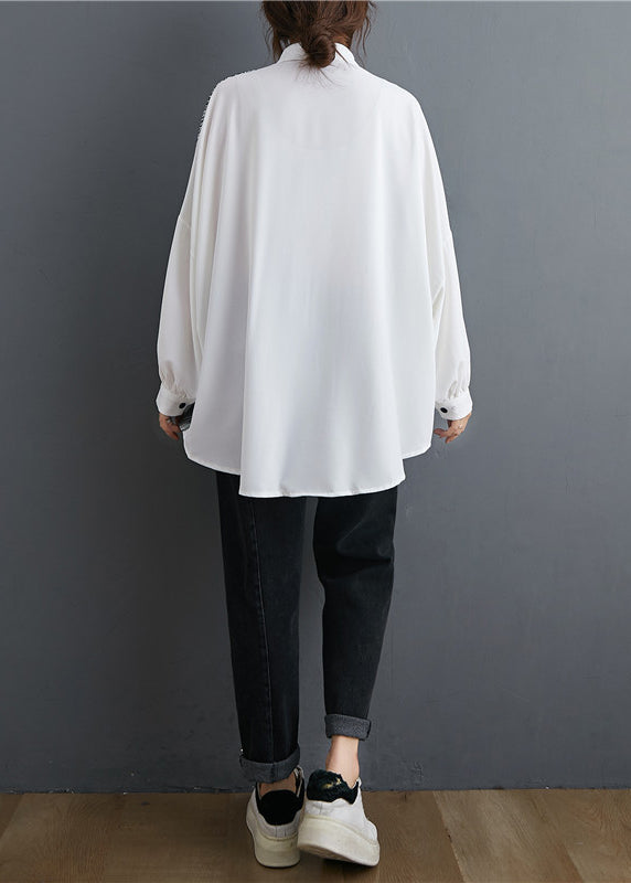 Italienisches weißes Peter-Pan-Kragen-Knopf-asymmetrisches Design-Print-Shirt-Top-Fledermausärmel