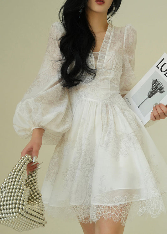 Vestido italiano blanco con escote en V, estampado de encaje y patchwork, manga abullonada