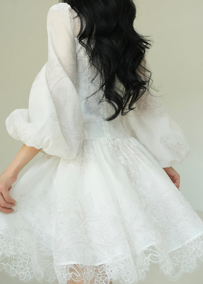 Vestido italiano blanco con escote en V, estampado de encaje y patchwork, manga abullonada