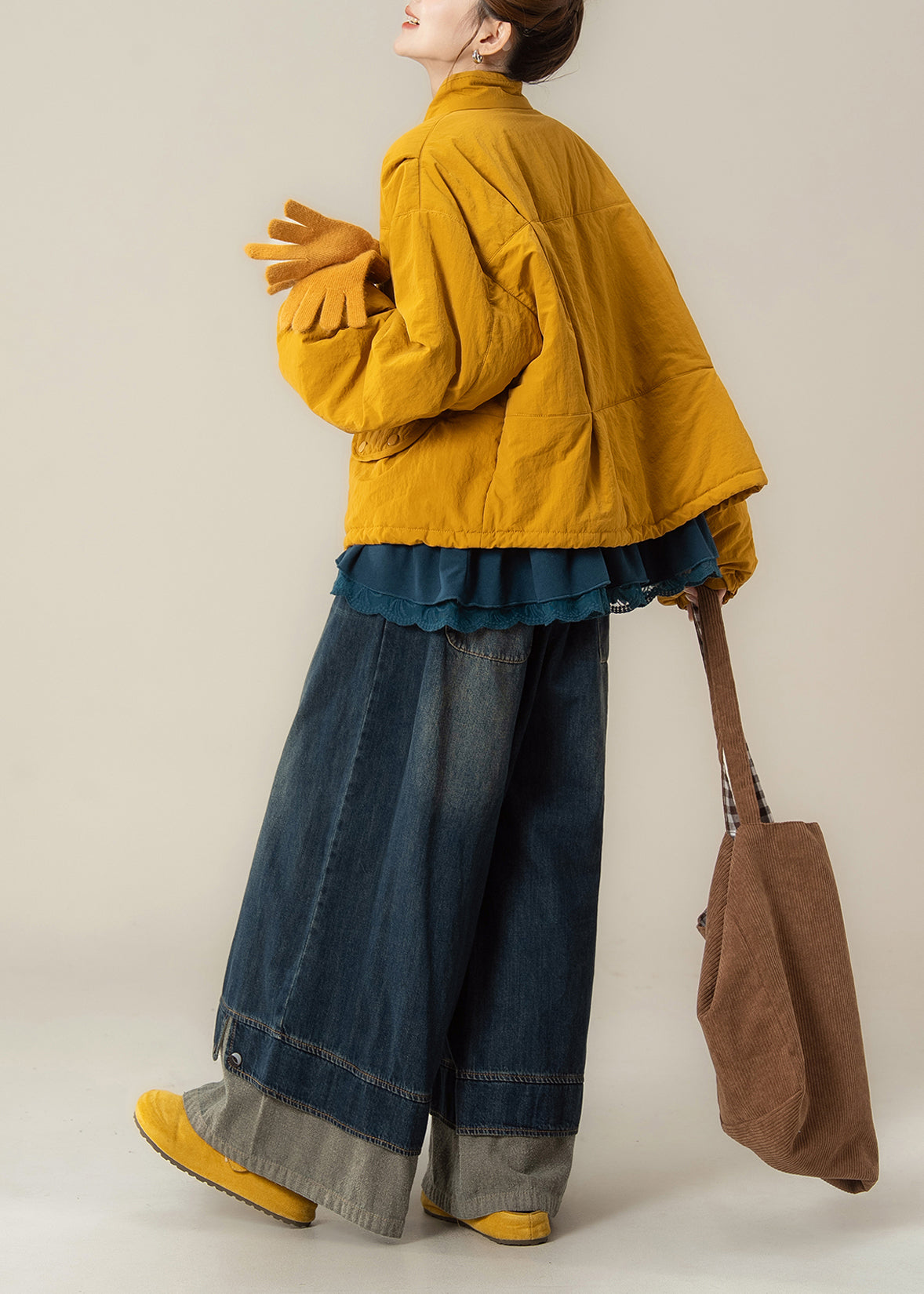 Japanisches gelbes Set aus Jacke, T-Shirt und Hose mit Stehkragen aus feiner Baumwolle und weitem Bein