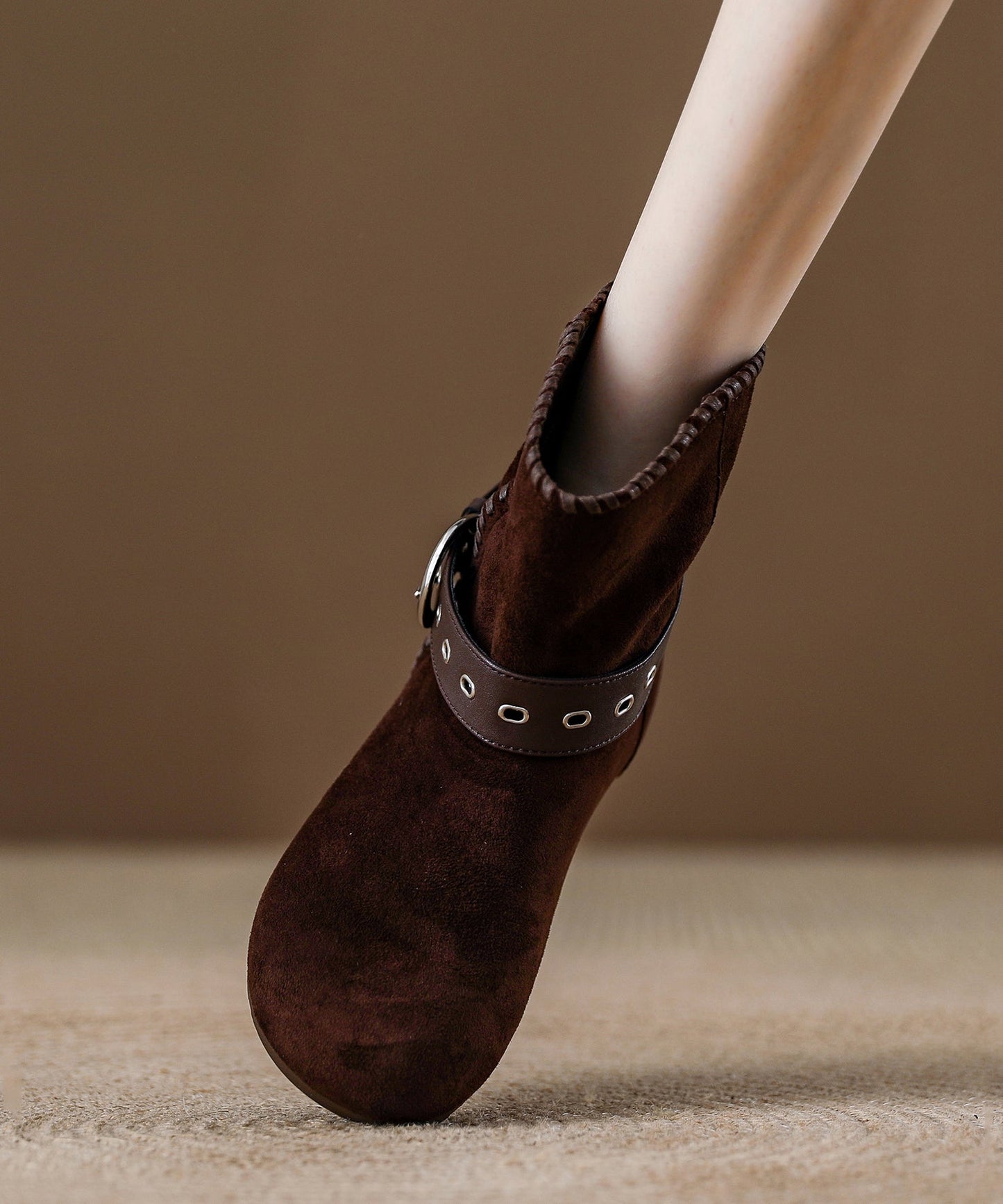 Hermosas botas de ante color caqui con tiras y hebillas