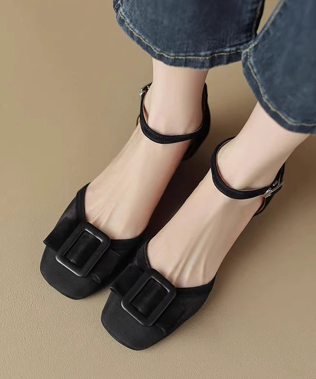 Hellviolette, elegante Sandalen mit ausgespleißtem Blockabsatz