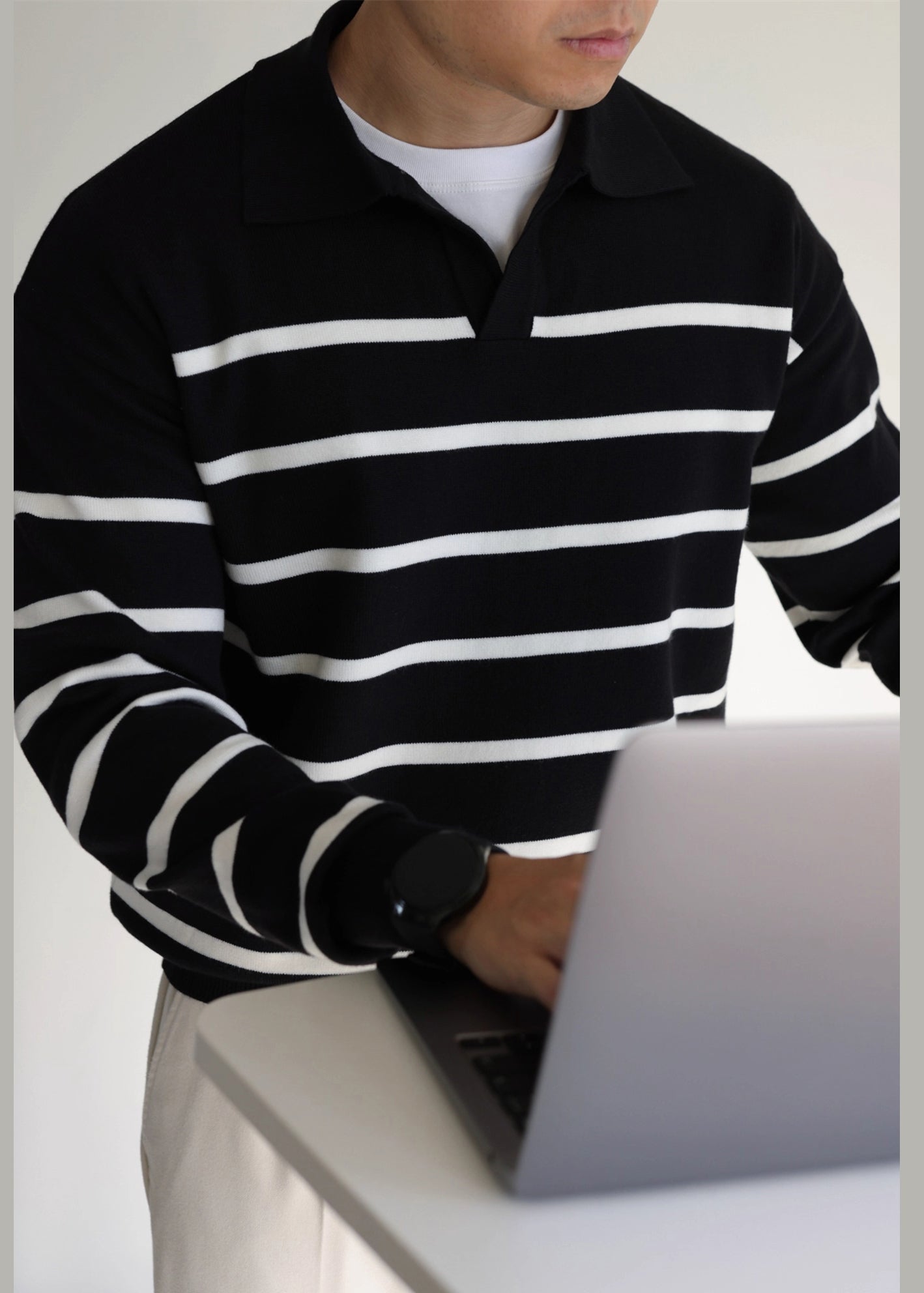 Locker geschnittener, schwarzer Herrenpullover mit Peter-Pan-Kragen und Streifenmuster für den Frühling