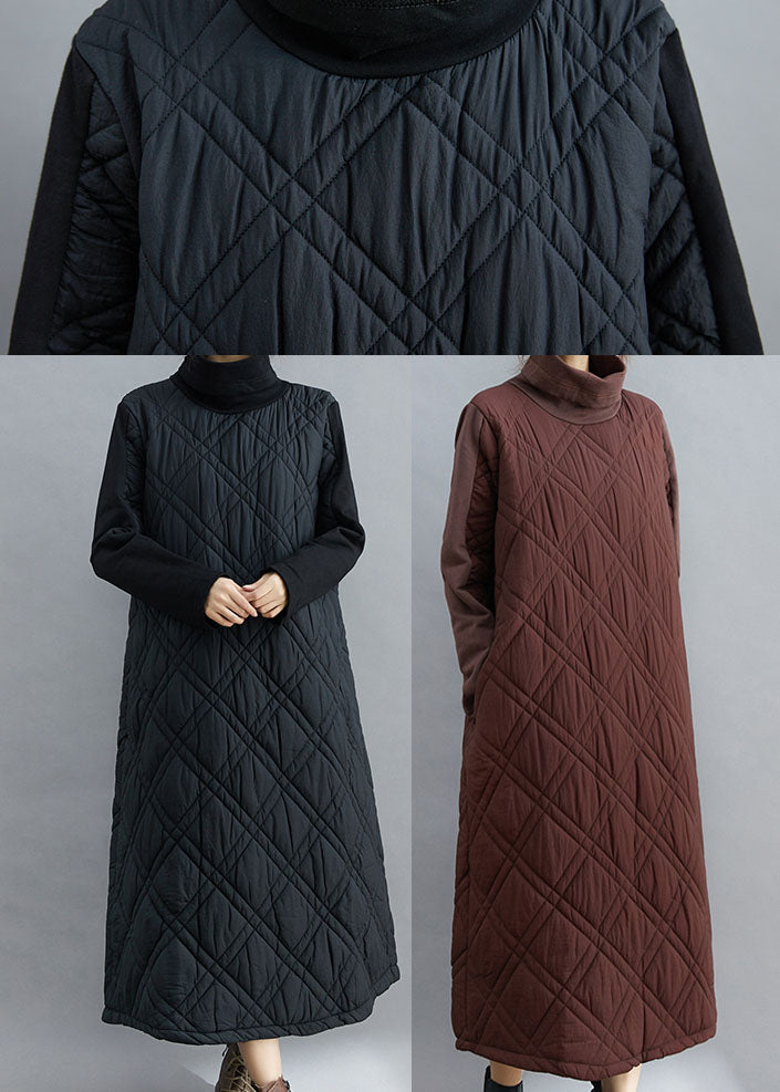 Lockeres schwarzes Rollkragenkleid mit feiner Baumwollfüllung für den Winter