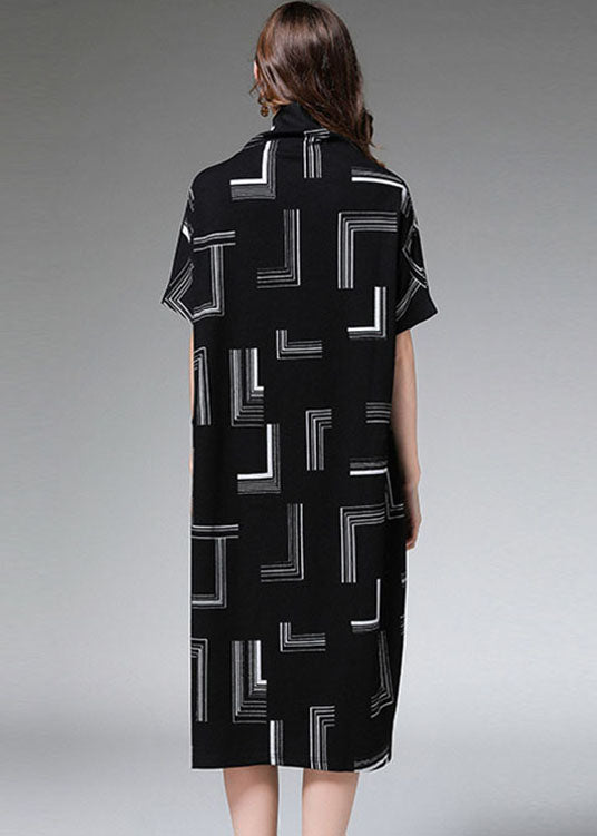 Lockeres schwarzes Rollkragenkleid mit Print und halben Ärmeln