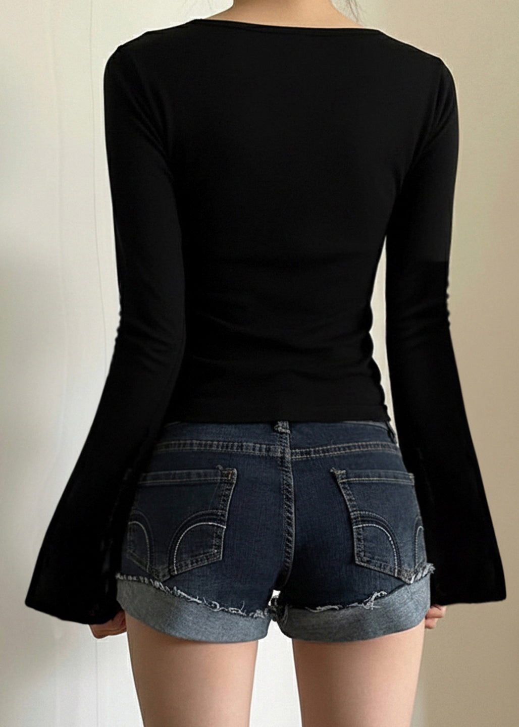 Camisetas sueltas negras de algodón liso con cuello en V y encaje y mangas acampanadas