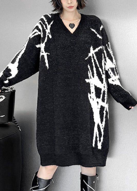 Locker geschnittenes schwarzes, gestreiftes Strickkleid aus Baumwolle mit V-Ausschnitt für den Herbst