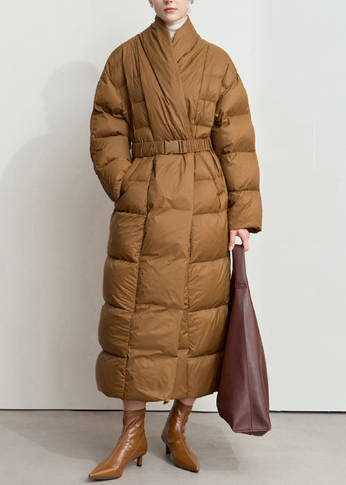 Abrigo largo de plumón de pato marrón holgado con cuello en V, bolsillos y fajas para invierno