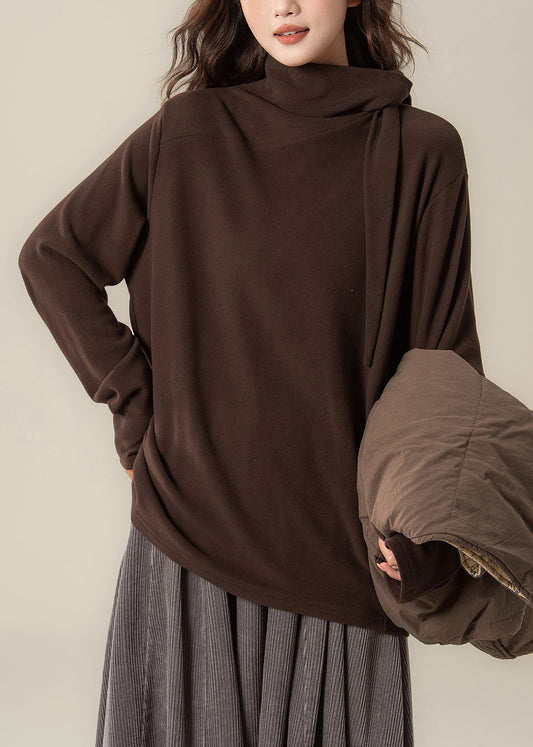 Zweiteiliges Set aus lockerem, ärmellosem, kaffeefarbenem Stoff mit Rundhalsausschnitt, Knopfleiste und Baumwollfüllung.