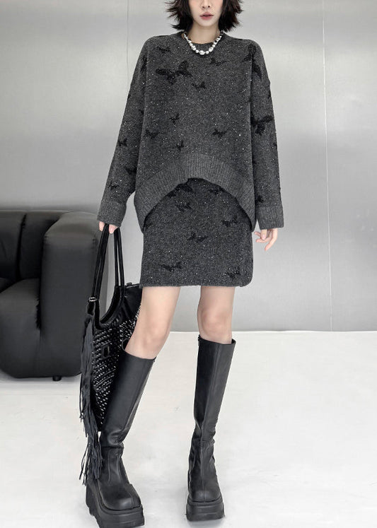 Locker sitzender, dunkelgrauer Strickpullover und -rock mit Schmetterlings-Pailletten, zweiteiliges Set