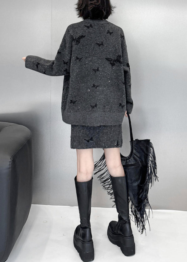 Locker sitzender, dunkelgrauer Strickpullover und -rock mit Schmetterlings-Pailletten, zweiteiliges Set