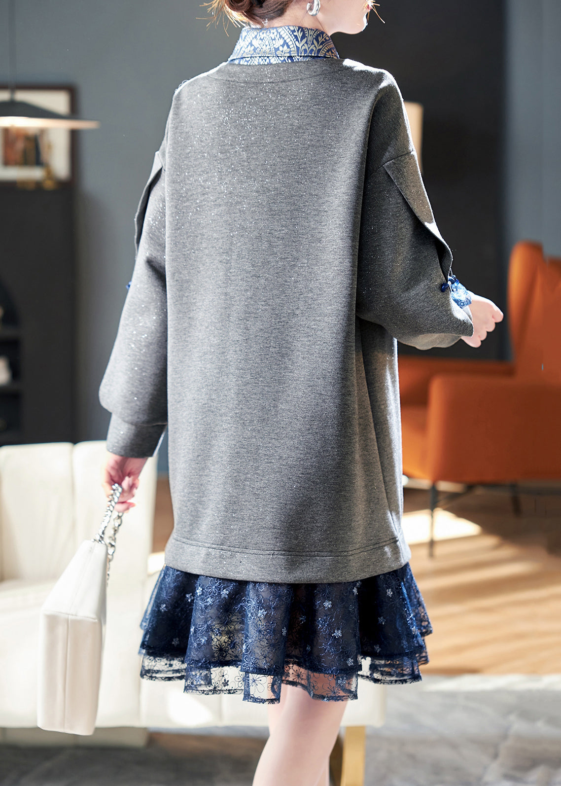 Locker geschnittenes, graues Baumwollkleid mit Peter-Pan-Kragen, Patchwork-Optik und zweiteiliger Optik, mittellang, für den Frühling