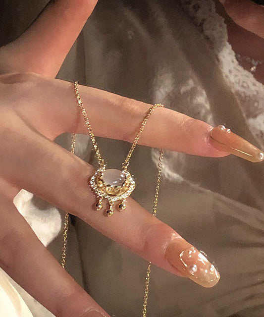 Collar con colgante de campana pequeña de jade y ruyi de acero inoxidable y seda suelta