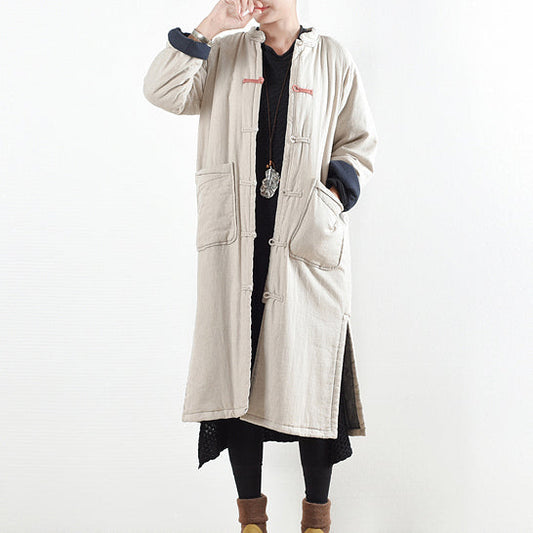 Luxuriöser beige-weißer Freizeitmantel. Locker sitzender Baumwollmantel. Eleganter, seitlich offener Trenchcoat mit chinesischem Knopf.