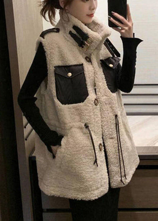Moderne beige Winterjacke mit Kordelzugtaschen und ärmelloser Teddyweste