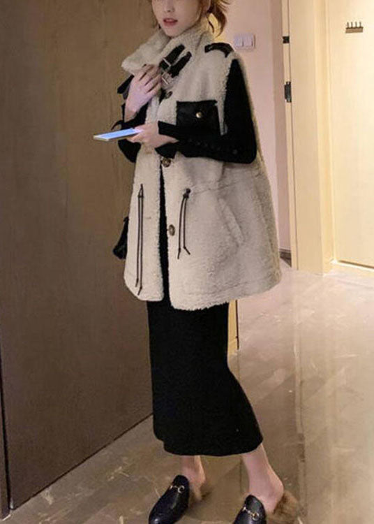 Moderne beige Winterjacke mit Kordelzugtaschen und ärmelloser Teddyweste