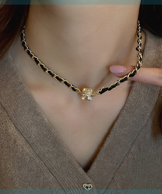 Collar moderno de cadena con circonitas doradas en plata de ley negra