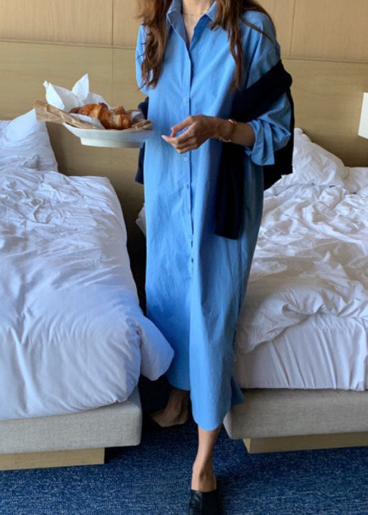 Modernes blaues Baumwollkleid mit seitlicher Öffnung und Bindegürtel für den Frühling