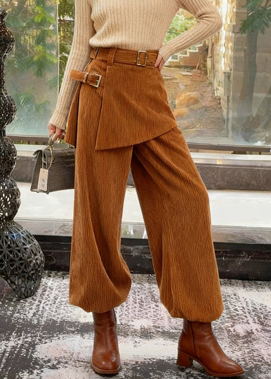 Moderne asymmetrische Cordhose in Kaffeebraun für den Winter