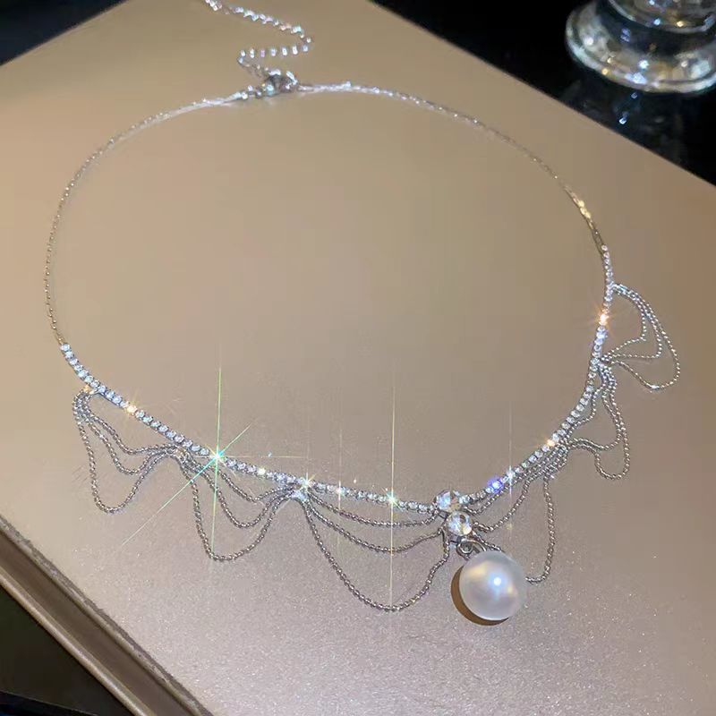 Collar moderno con colgante de perla, cobre y circonitas doradas