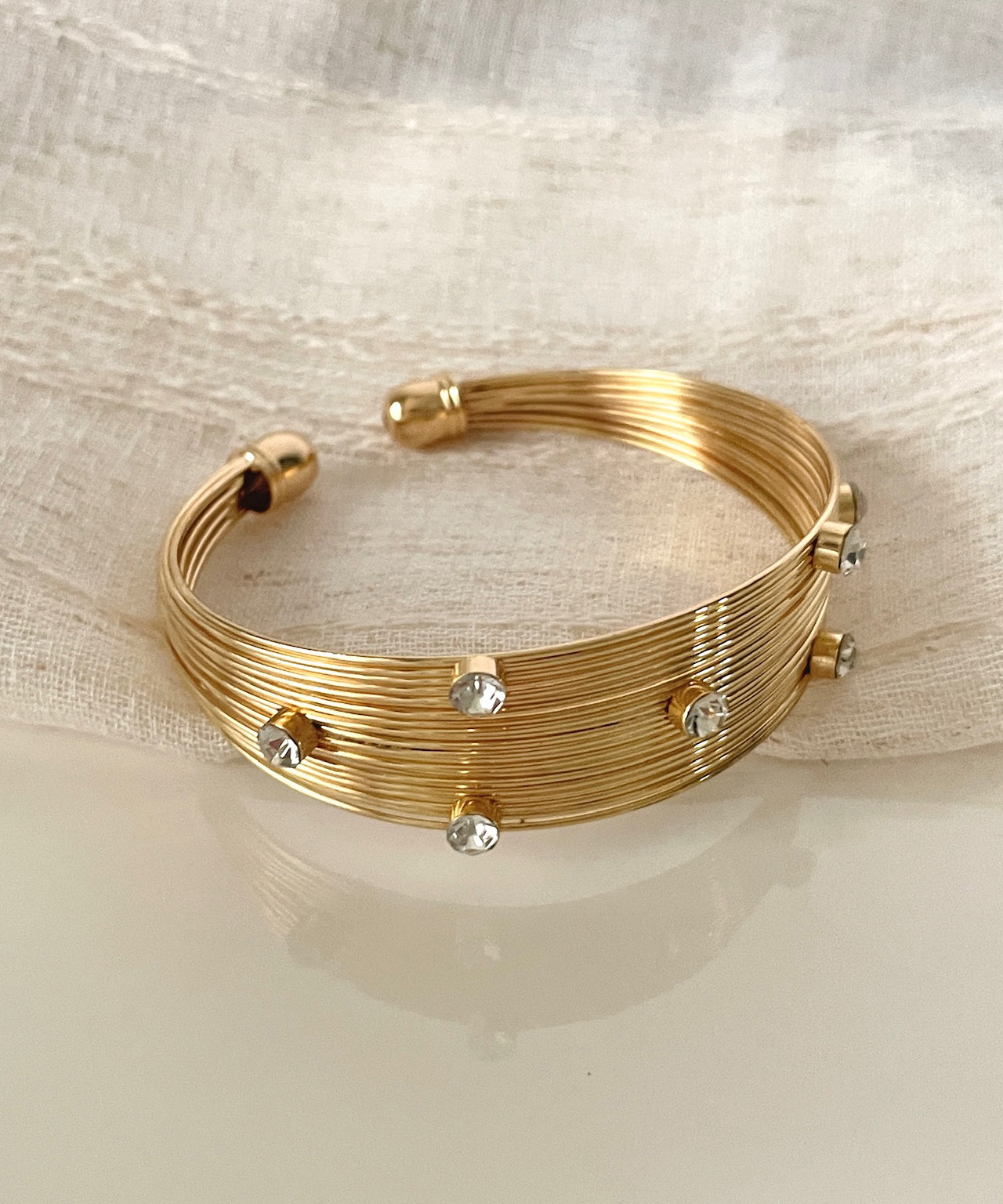 Modernes Armband aus vergoldetem Sterlingsilber mit Zirkonia und mehreren Lagen