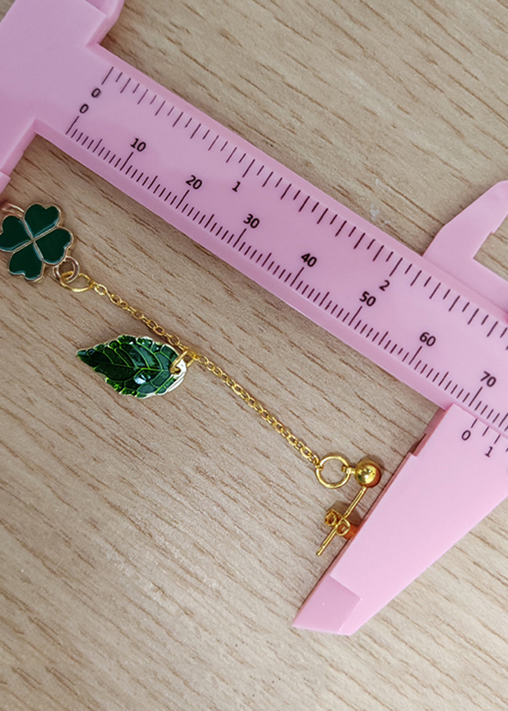 Moderne grüne Blatt Metall Quasten Tropfen Ohrringe