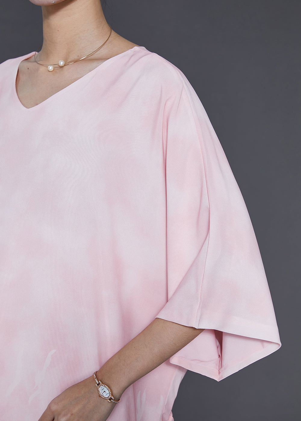 Modernes, übergroßes Chiffon-Maxikleid mit Batikmuster in Rosa mit Armbandärmeln