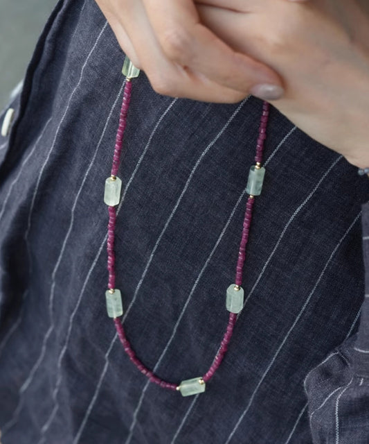 Collar moderno de cuentas graduadas con gemas moradas en oro de 14 quilates