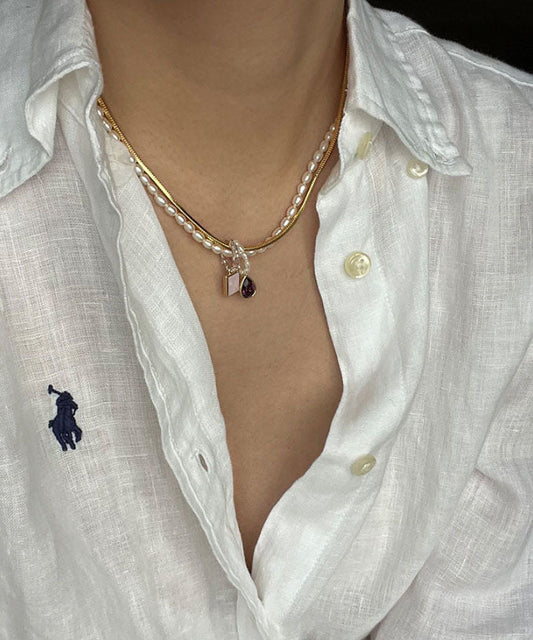 Collar moderno con colgante de circonita y perla asimétrica morada