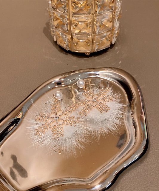 Pendientes modernos de copo de nieve esponjoso de piel blanca