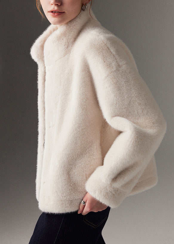 Abrigo moderno de terciopelo de visón con cuello alto blanco para invierno