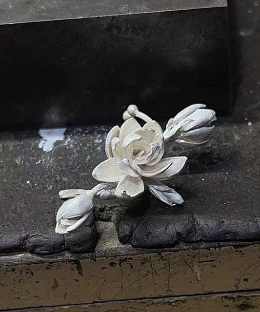 Pendientes florales modernos de plata de ley blanca