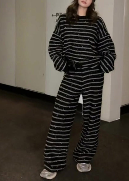 Zweiteiliges Strickset mit schwarzen Pailletten und Streifenmuster für den Winter