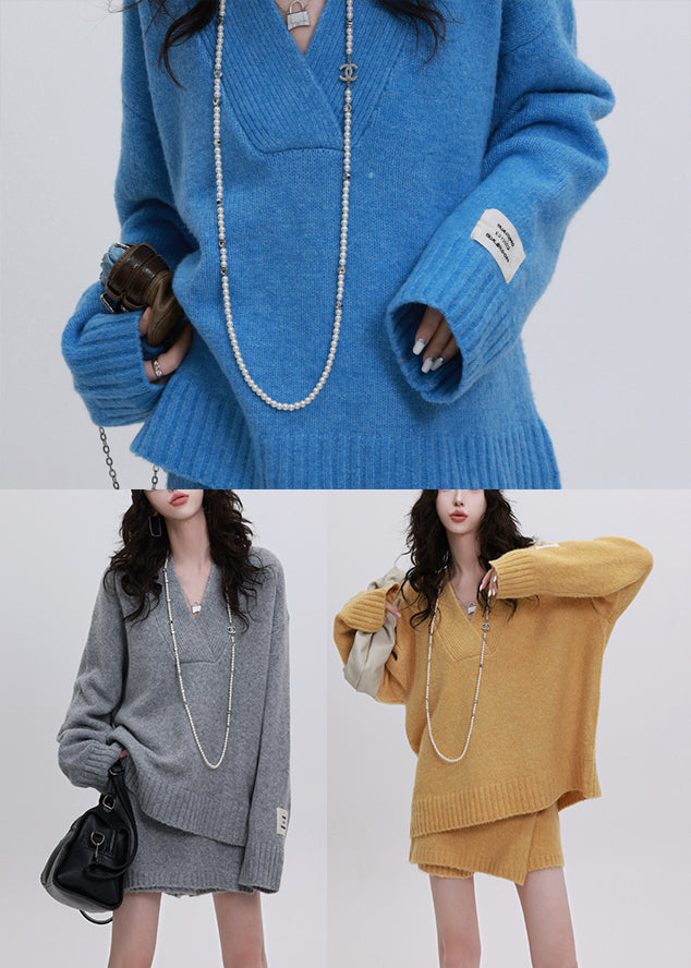 Zweiteiliges Set aus naturgrauem, warmem Oversize-Strickpullover und Rock für den Winter