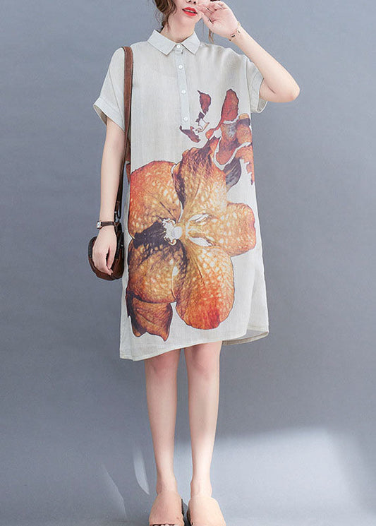 Naturweißes Sommerkleid mit PeterPan-Kragen und Knopfdruck